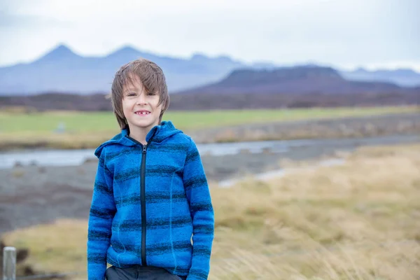 Bambini, giocare su una strada vicino vulcano non attivo a Snaefells — Foto Stock