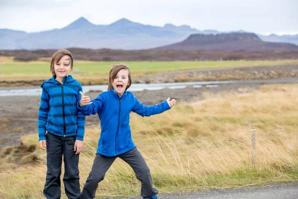 Bambini, giocare su una strada vicino vulcano non attivo a Snaefells — Foto Stock