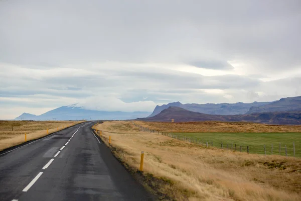 Paisaje escénico de Islandia carretera y beatuiful areal vie — Foto de Stock