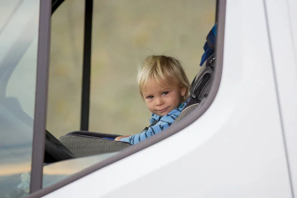 Dulce niño, mirando a través de la ventana del coche, disfrutando de la v —  Fotos de Stock