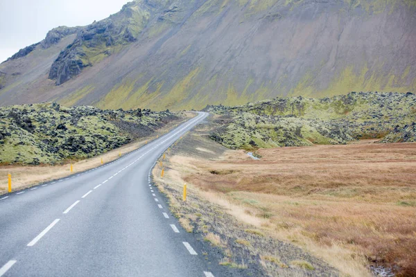 Paisaje escénico de Islandia carretera y beatuiful areal vie — Foto de Stock