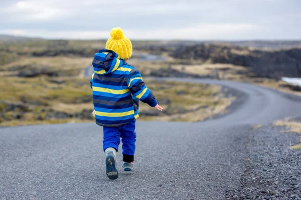 Los niños, caminando por un camino curvo cerca del océano en hermosa natur —  Fotos de Stock