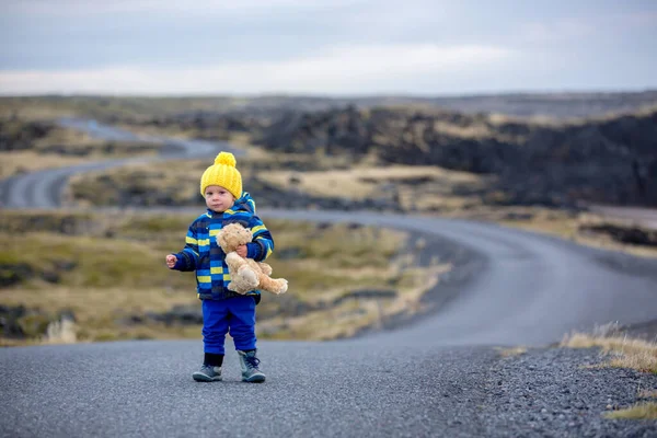 Les enfants, marchant sur une route courbe près de l'océan dans la belle natur — Photo