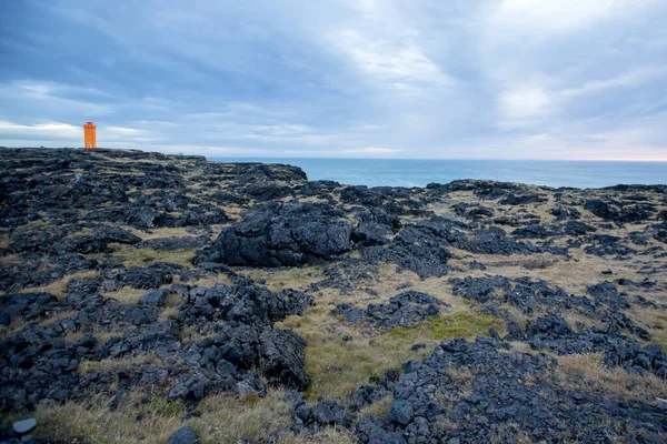 Faro en campo de lava en la hermosa naturaleza en Snaefellsjokull — Foto de Stock