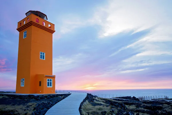 Leuchtturm in Lavafeld in schöner Natur in snaefellsjokull — Stockfoto