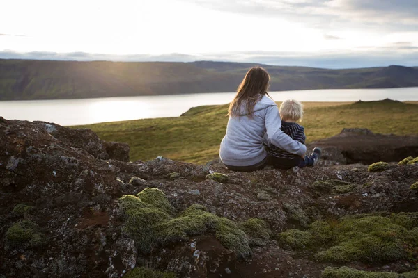 Família posando na área geotérmica em Reykjanesfolkvangur, prazer — Fotografia de Stock