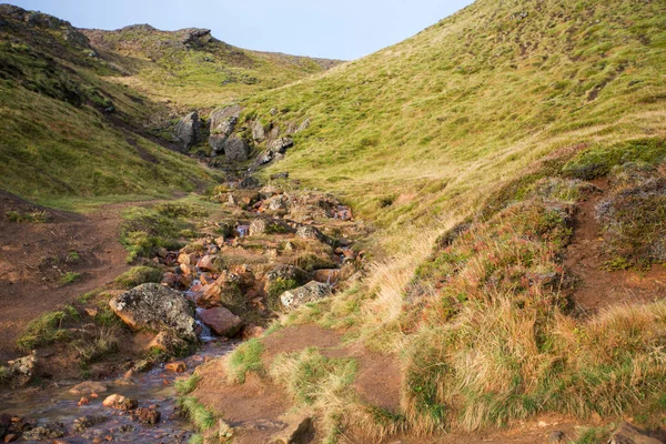 Geotermální oblast na Krysuviku na časném slunečném ránu, Jižní pero — Stock fotografie