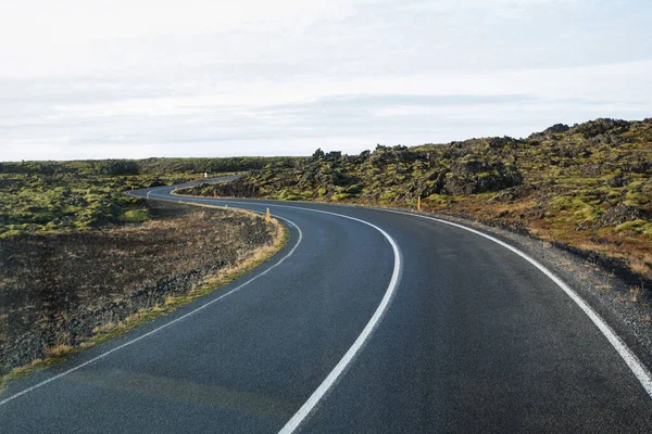 Vista panorâmica panorâmica da estrada islandesa e da zona beatuiful vie — Fotografia de Stock
