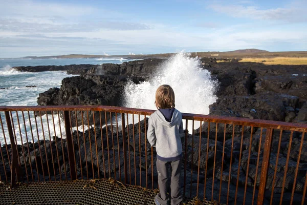 Děti sledují, jak se na jihozápadě hroutí vlny ve skalách — Stock fotografie