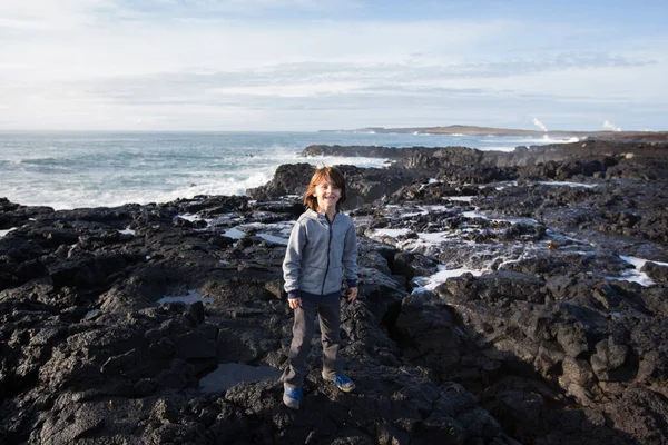 Kinder beobachten Gig-Wellen, die im Südwesten in Felsen stürzen — Stockfoto