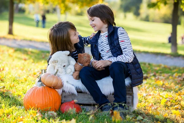 Deux enfants, garçons frères, jouer avec la décoration d'Halloween sur — Photo