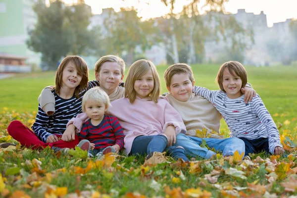 Glad grupp av barn, pojkar och flicka, syskon, leker i th — Stockfoto
