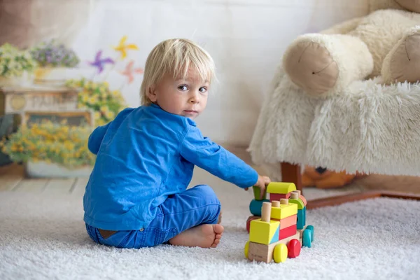 甘い幼児の子供、医者を演じる、テディベアのおもちゃを調べる — ストック写真