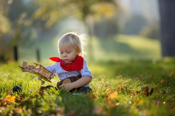 Όμορφη ξανθιά δύο ετών αγοράκι, παίζει με ξύλινο — Φωτογραφία Αρχείου