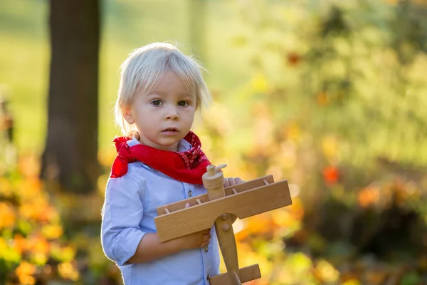 Schöne blonde zwei Jahre alte Kleinkind Junge, spielen mit Holz — Stockfoto