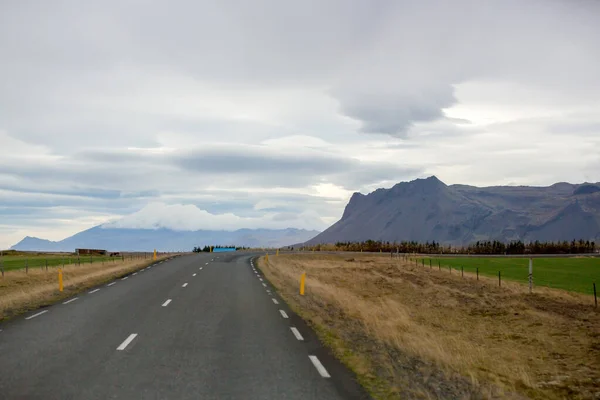 アイスランドの道路と美しい周辺の景色の眺め ロイヤリティフリーのストック写真