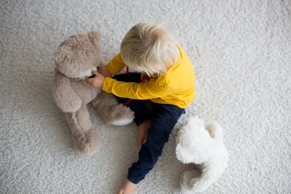 Lief peuter kind, spelen arts, onderzoeken teddy beer speelgoed — Stockfoto