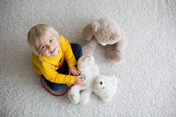 Lief peuter kind, spelen arts, onderzoeken teddy beer speelgoed — Stockfoto