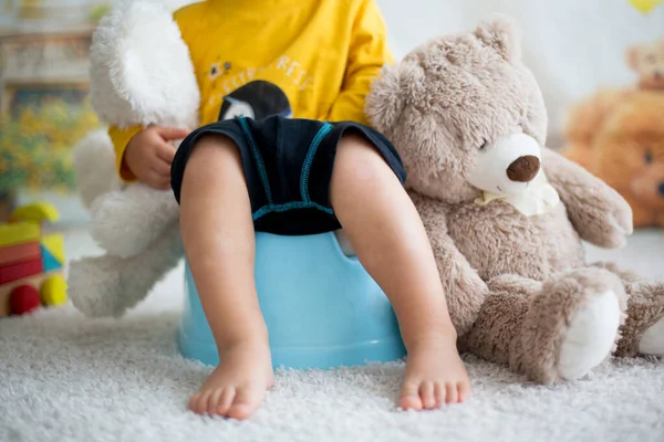 Menino bonito da criança, treinamento potty, brincando com seu ursinho de pelúcia — Fotografia de Stock