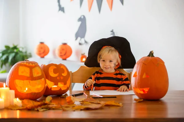 Niño, niño pequeño, dibujo con pasteles calabaza en casa en Hal — Foto de Stock