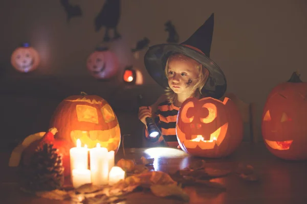 Criança adorável, menina criança, brincando com bomba esculpida Halloween — Fotografia de Stock