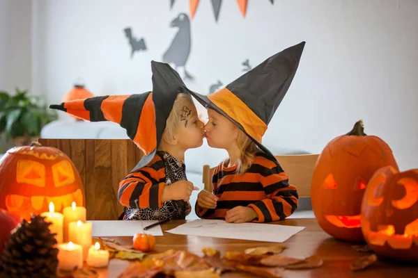 Crianças adoráveis, menino e menina, brincando com o Halloween — Fotografia de Stock