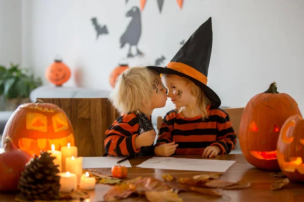 Entzückende Kinder, kleine Jungen und Mädchen, die mit Halloween spielen — Stockfoto