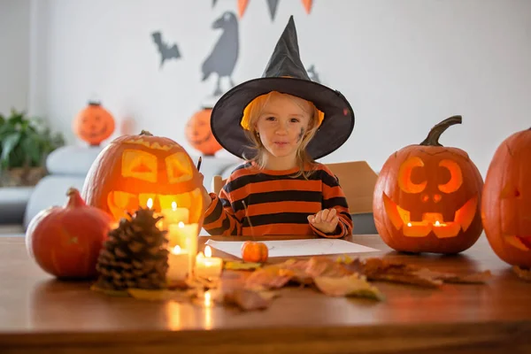 Criança adorável, menina criança, desenho Halloween esculpida abóbora um — Fotografia de Stock