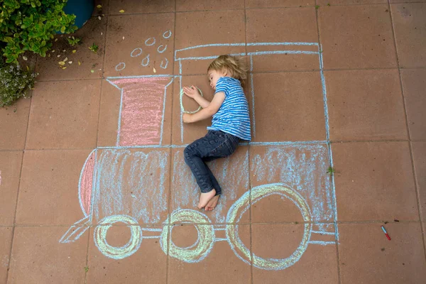 Lindo Niño Jugando Con Tiza Dibujando Pavimento Montando Tren Niño — Foto de Stock