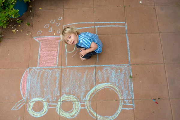 Menino Bonito Brincando Com Giz Desenhando Pavimento Andando Trem Criança — Fotografia de Stock