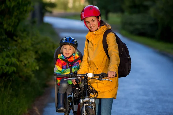 Mutter Und Kind Fahrrad Fahren Junge Fahrradsitz Sitzen Ausflug Mit — Stockfoto