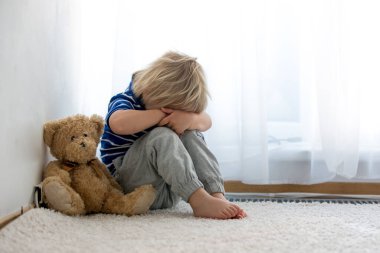 Çocuk, küçük çocuk, yaramazlık yaptığı için köşede cezalandırılıyor.