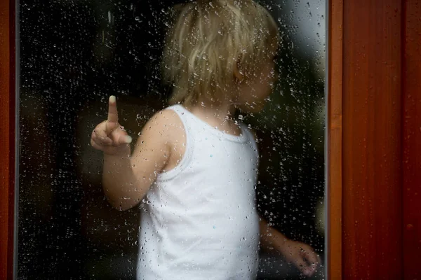 Bambino Triste Dietro Finestra Giorno Pioggia — Foto Stock