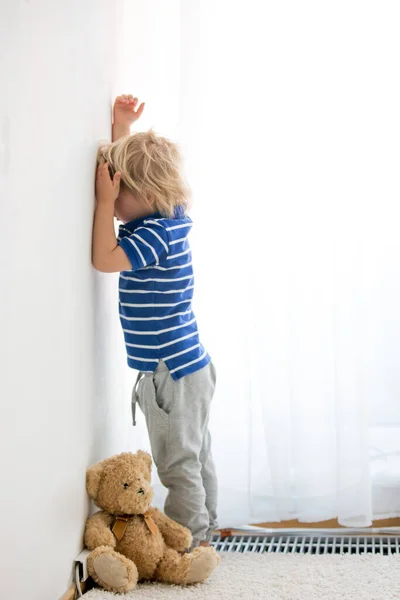 Niño Niño Pequeño Castigado Esquina Por Hacer Travesuras Casa — Foto de Stock