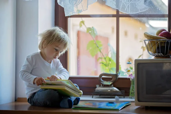 Маленький Мальчик Читает Книги Кухне Утрам — стоковое фото