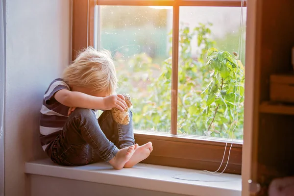 Verlaten Kleine Peuter Jongen Eten Brood Zitten Verdrietig Een Raam — Stockfoto