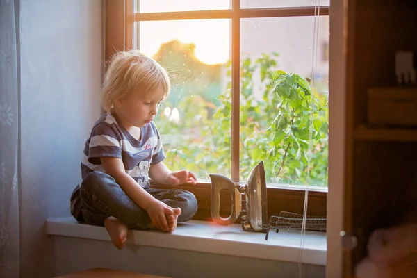 Abbandonato Bambino Mangiare Pane Seduto Triste Una Finestra Guardando Fuori — Foto Stock