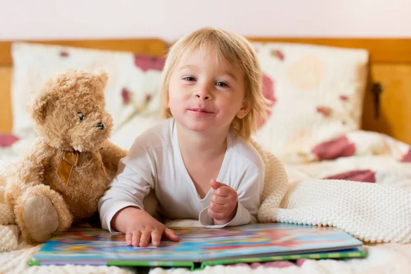 Schattig Blond Peuter Kind Lezen Boek Croissant Eten Bed Gelukkig — Stockfoto