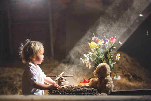 Pequeño Niño Rubio Jugando Con Avión Madera Oso Peluche Ático —  Fotos de Stock