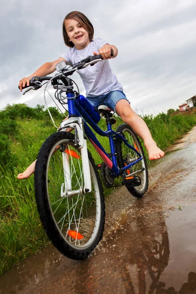 Παιδί Αγόρι Ιππασία Ποδήλατο Λασπώδη Λακκούβα Καλοκαίρι Μια Βροχερή Μέρα — Φωτογραφία Αρχείου
