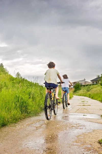 Kind Junge Fahrrad Schlammiger Pfütze Sommerzeit Einem Regnerischen Tag — Stockfoto