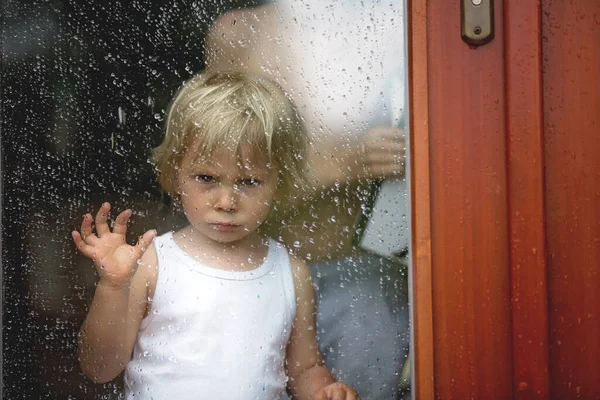 Trauriges Kind Hinter Dem Fenster Einem Regnerischen Tag — Stockfoto