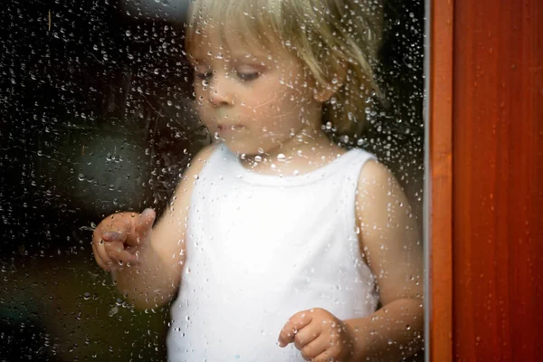 Niño Triste Detrás Ventana Día Lluvioso — Foto de Stock