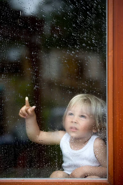 Triste Enfant Derrière Fenêtre Jour Pluie — Photo