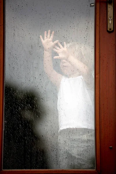 Θλιμμένο Παιδί Πίσω Από Παράθυρο Μια Βροχερή Μέρα — Φωτογραφία Αρχείου