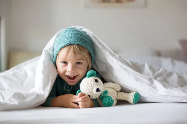 Cute Toddler Boy Handmade Knitted Toy Lying Bed Smiling Happily — Stock Photo, Image