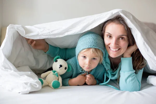 Boldog Anya Gyermek Fiú Megfelelő Ruhában Ágyban Fekve Boldogan Mosolyogva — Stock Fotó