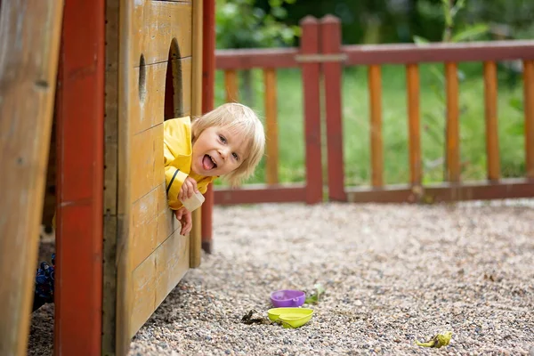 Roztomilé Dítě Blonďatý Chlapec Hraní Hřišti Zamračený Den Jaro — Stock fotografie