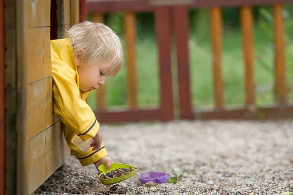 Schattig Kind Blond Jongen Spelen Een Speelplaats Een Bewolkte Dag — Stockfoto