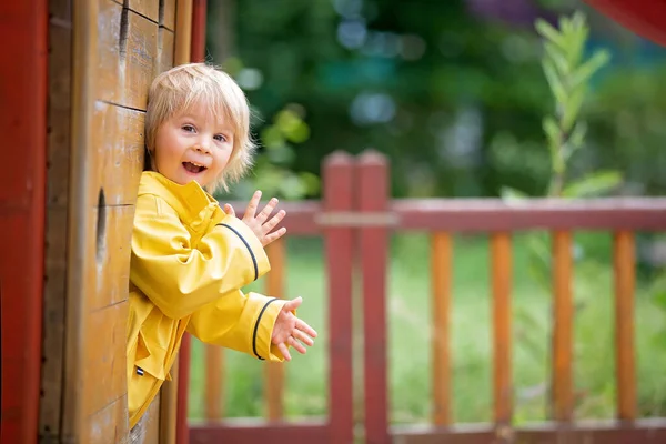 Söta Barn Blond Pojke Leka Lekplatsen Molnig Dag Vår — Stockfoto